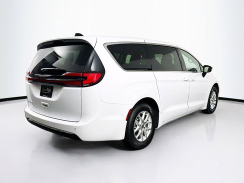 Used 2024 Chrysler Pacifica Touring-L image 9