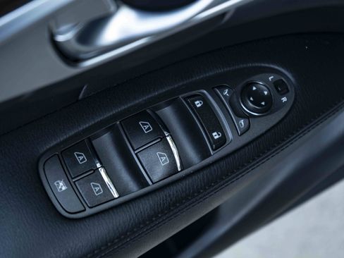 Used 2018 INFINITI Q70 Luxe RWD image 39
