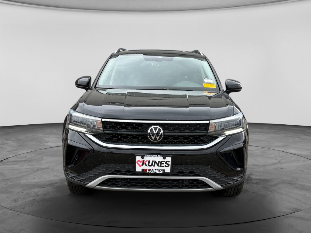 Used 2024 Volkswagen Taos SE AWD/4WD image 3