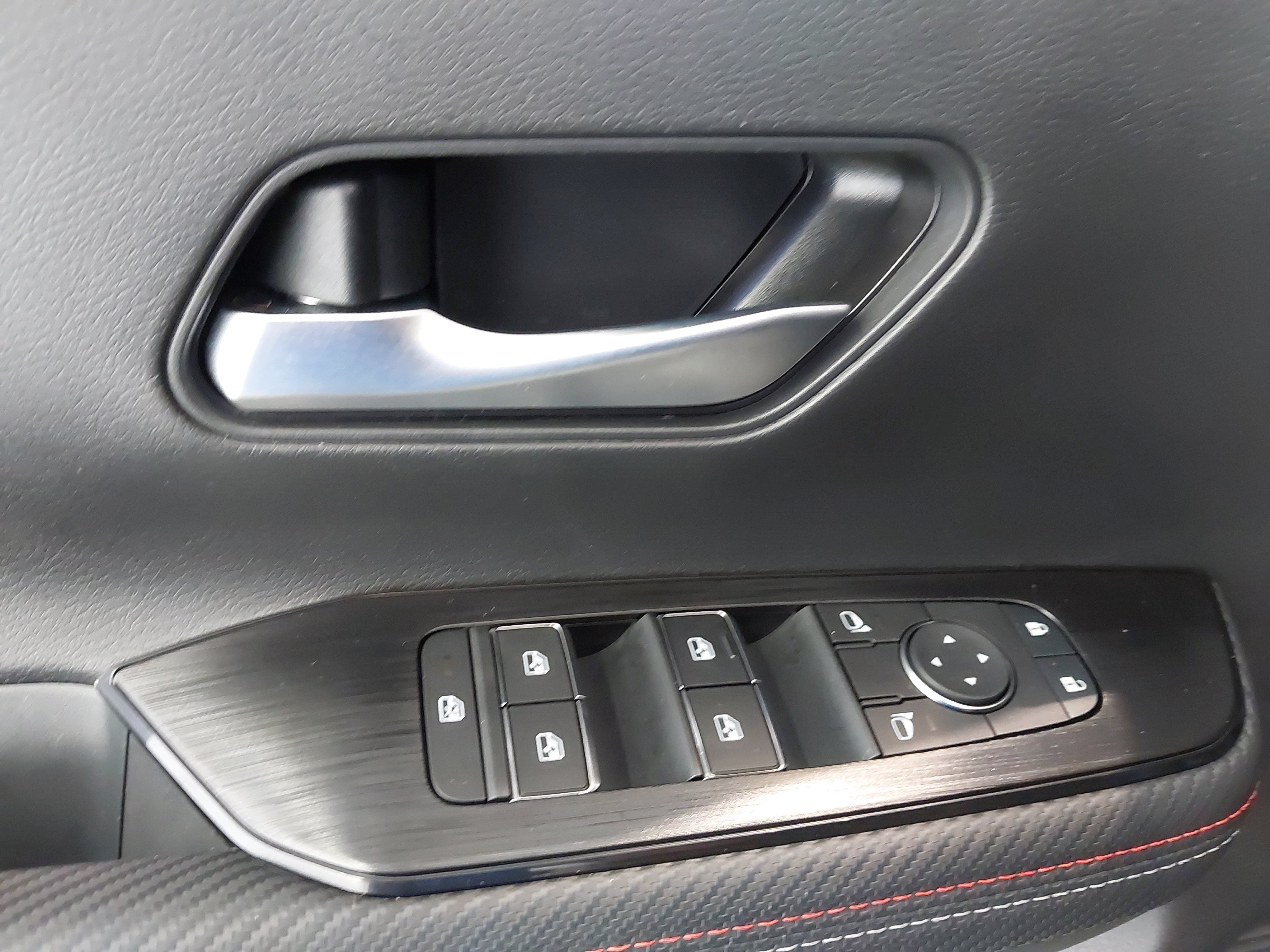 Used 2025 Nissan Kicks SR w/ SR Premium Package FWD image 25