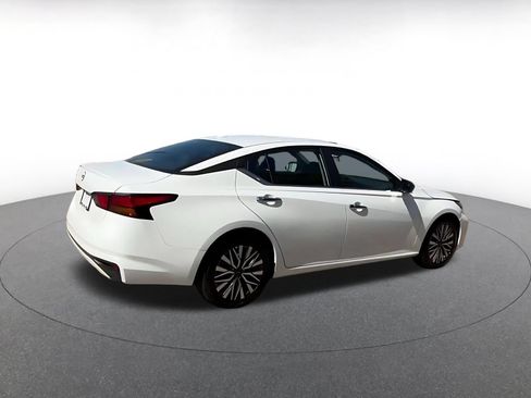 Used 2025 Nissan Altima 2.5 SV FWD image 12