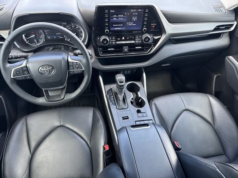 Used 2022 Toyota Highlander XLE FWD image 37