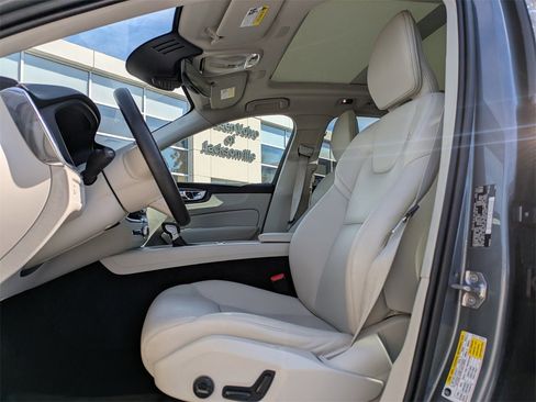 Used 2021 Volvo XC60 T5 Momentum w/ Premium Package image 2