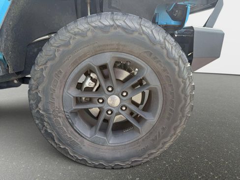 Used 2017 Jeep Wrangler Sahara image 7