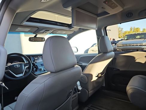 Used 2017 Toyota Sienna XLE Premium image 16