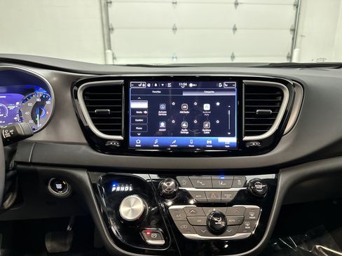 Used 2025 Chrysler Pacifica Select FWD image 30