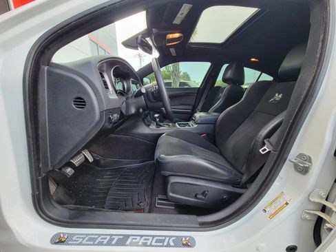 Used 2019 Dodge Charger Scat Pack w/ Dynamics Package RWD image 10