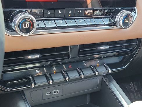 Used 2024 GMC Canyon AT4 w/ AT4 Premium Package AWD/4WD image 13