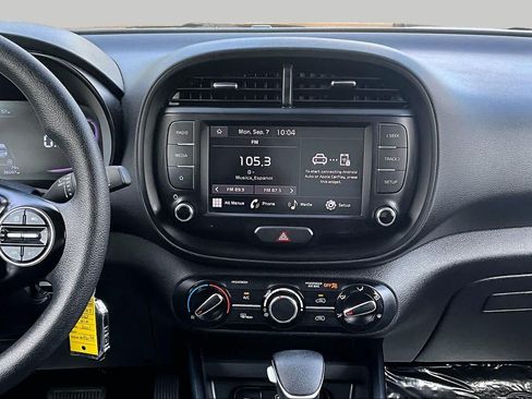 Used 2023 Kia Soul LX FWD image 6