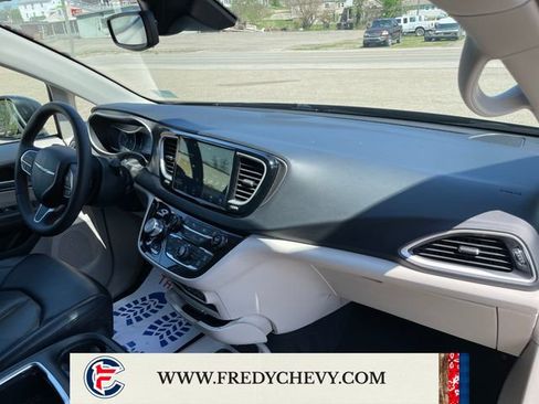 Used 2023 Chrysler Pacifica Touring-L FWD image 40