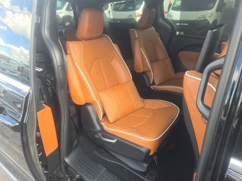 Used 2025 Chrysler Pacifica Pinnacle FWD image 26