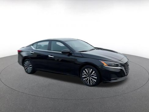 Used 2025 Nissan Altima 2.5 SV image 2