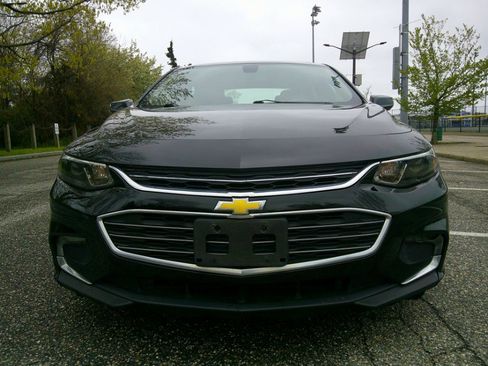 Used 2017 Chevrolet Malibu LT w/ Leather Package FWD image 5