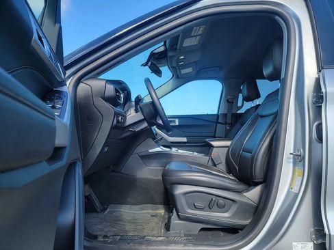 Used 2023 Ford Explorer XLT w/ Equipment Group 202A AWD/4WD image 9