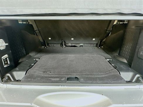 Used 2015 Jeep Wrangler Unlimited Sahara image 21