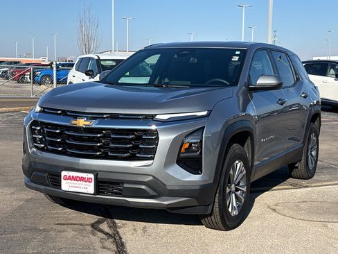 Used 2025 Chevrolet Equinox LT image 2