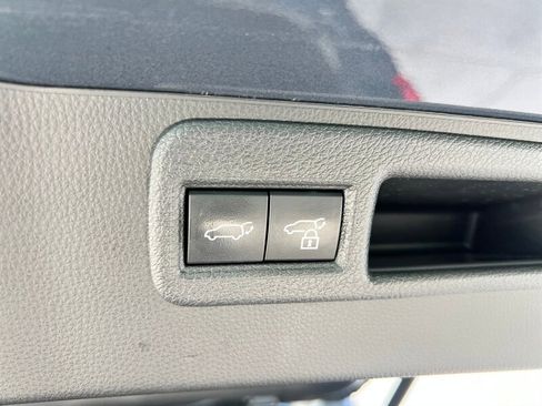 Used 2024 Toyota Venza LE AWD/4WD image 25