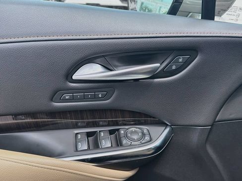 Used 2025 Cadillac XT4 Premium Luxury FWD image 18