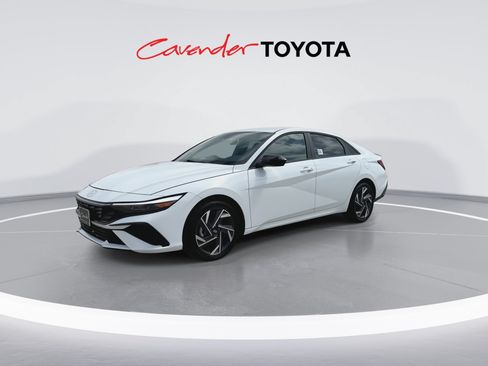 Used 2025 Hyundai Elantra SEL FWD image 4