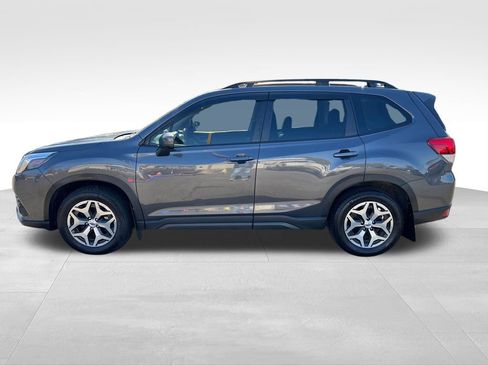 Used 2022 Subaru Forester Premium image 5