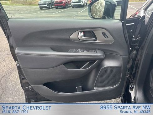 Used 2025 Chrysler Pacifica Select FWD image 9