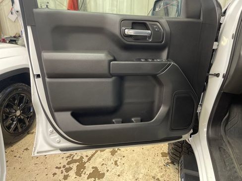 Used 2019 Chevrolet Silverado 1500 Custom Trail Boss w/ Custom Convenience Package AWD/4WD image 15