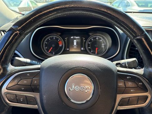 Used 2019 Jeep Cherokee Latitude Plus w/ Cold Weather Group AWD/4WD image 20