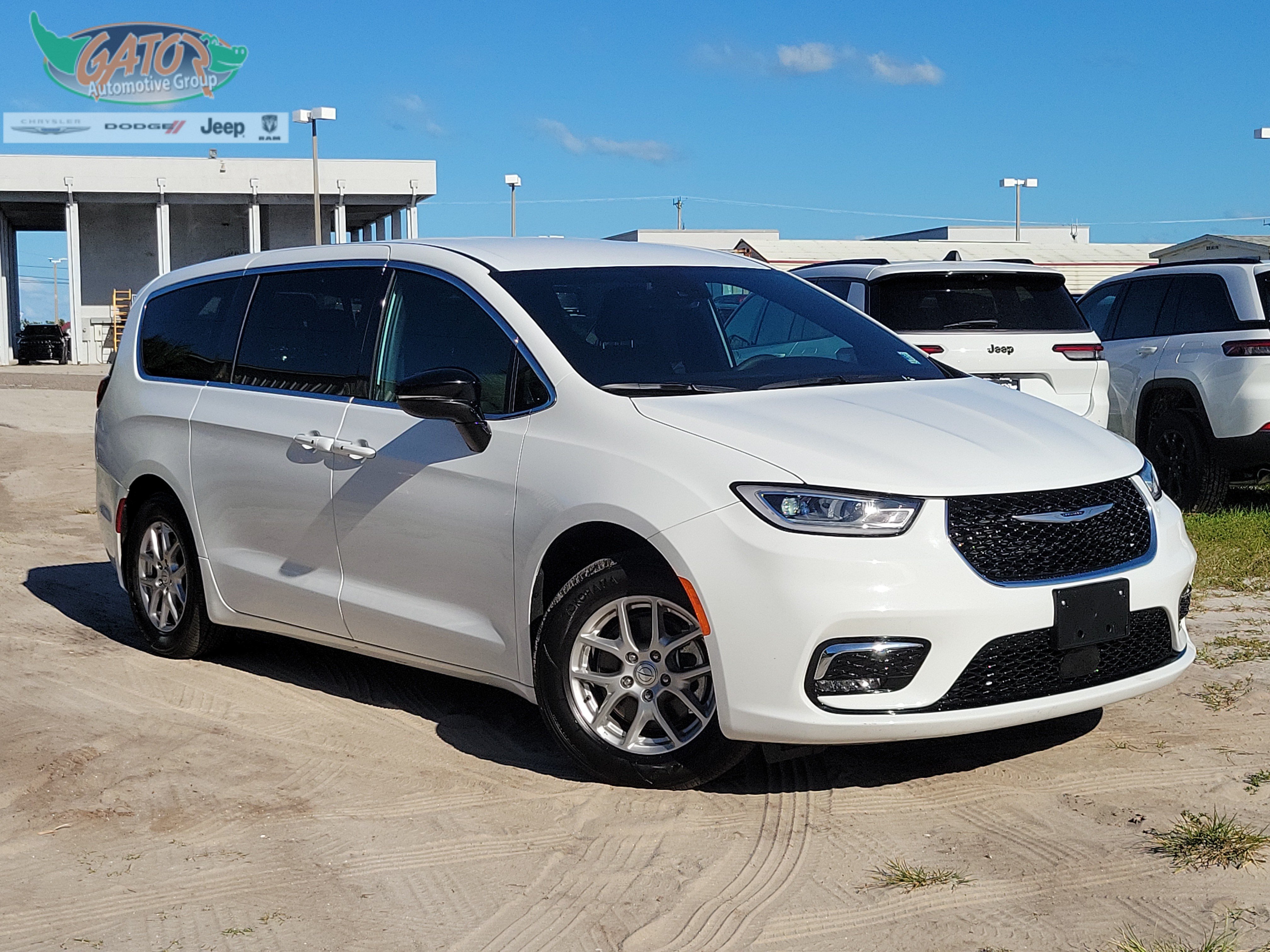 Used 2026 Chrysler Pacifica Select FWD image 1