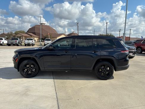 Used 2023 Jeep Grand Cherokee L Limited w/ Black Appearance Package AWD/4WD image 4