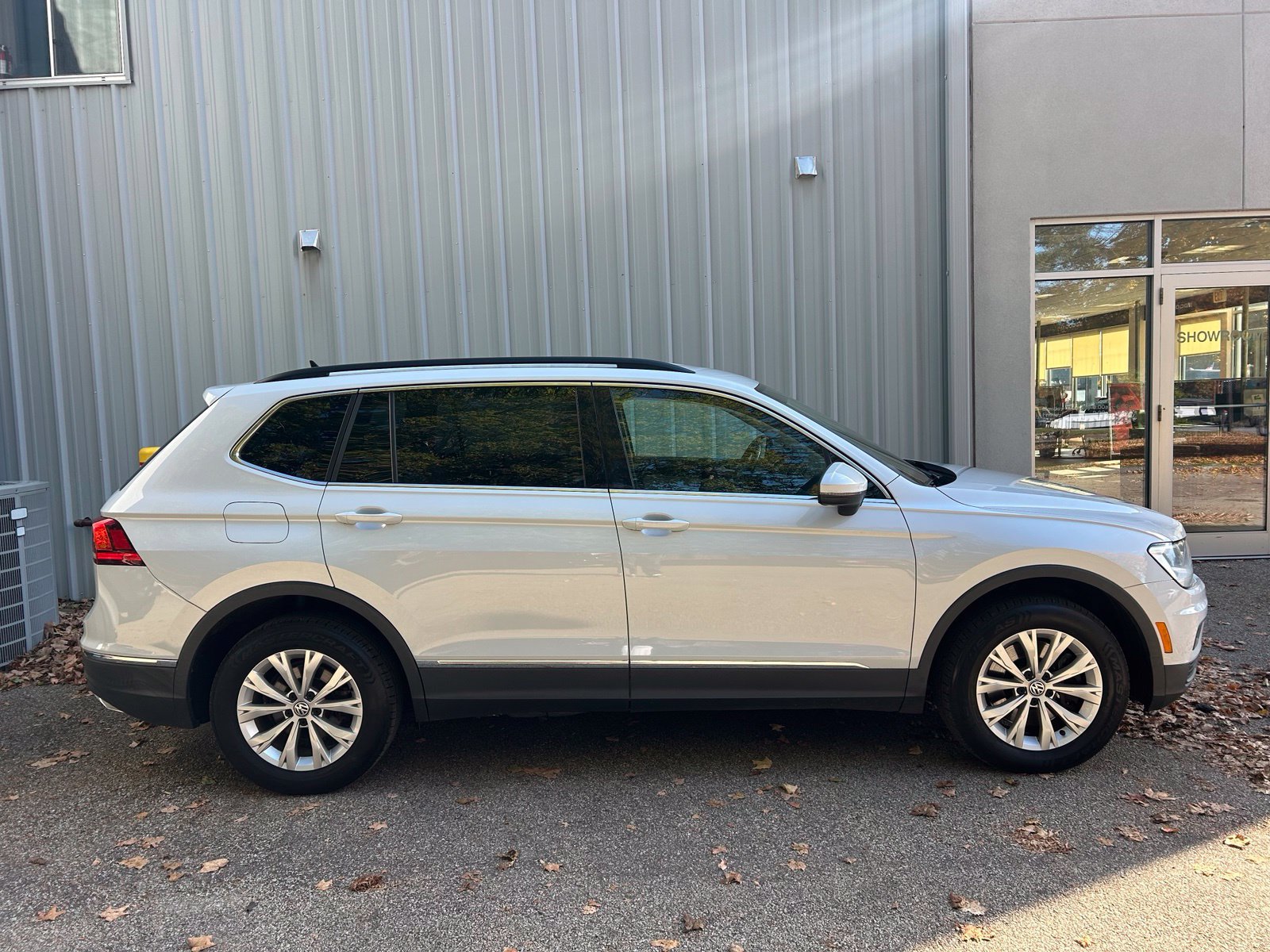 Used 2018 Volkswagen Tiguan SE AWD/4WD image 4