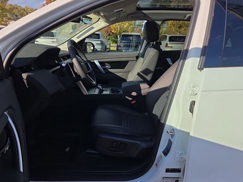 New 2025 Land Rover Discovery Sport S image 4
