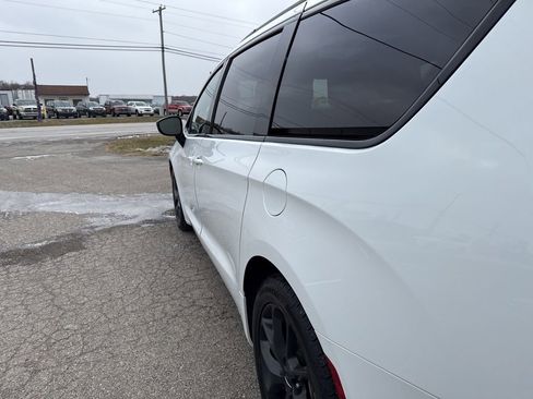 Used 2025 Chrysler Pacifica Limited image 12