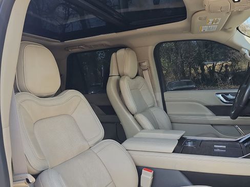 Used 2019 Lincoln Navigator Reserve image 25