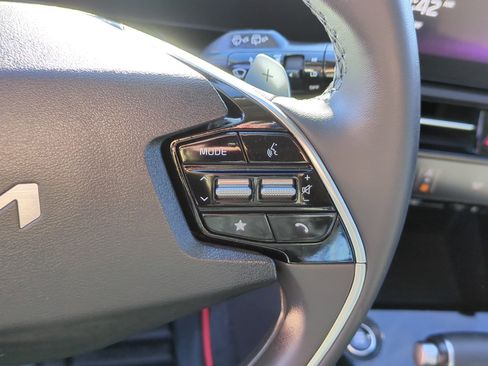 Used 2024 Kia Niro EX Touring image 18