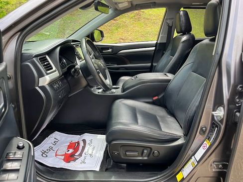 Used 2019 Toyota Highlander XLE AWD/4WD image 8