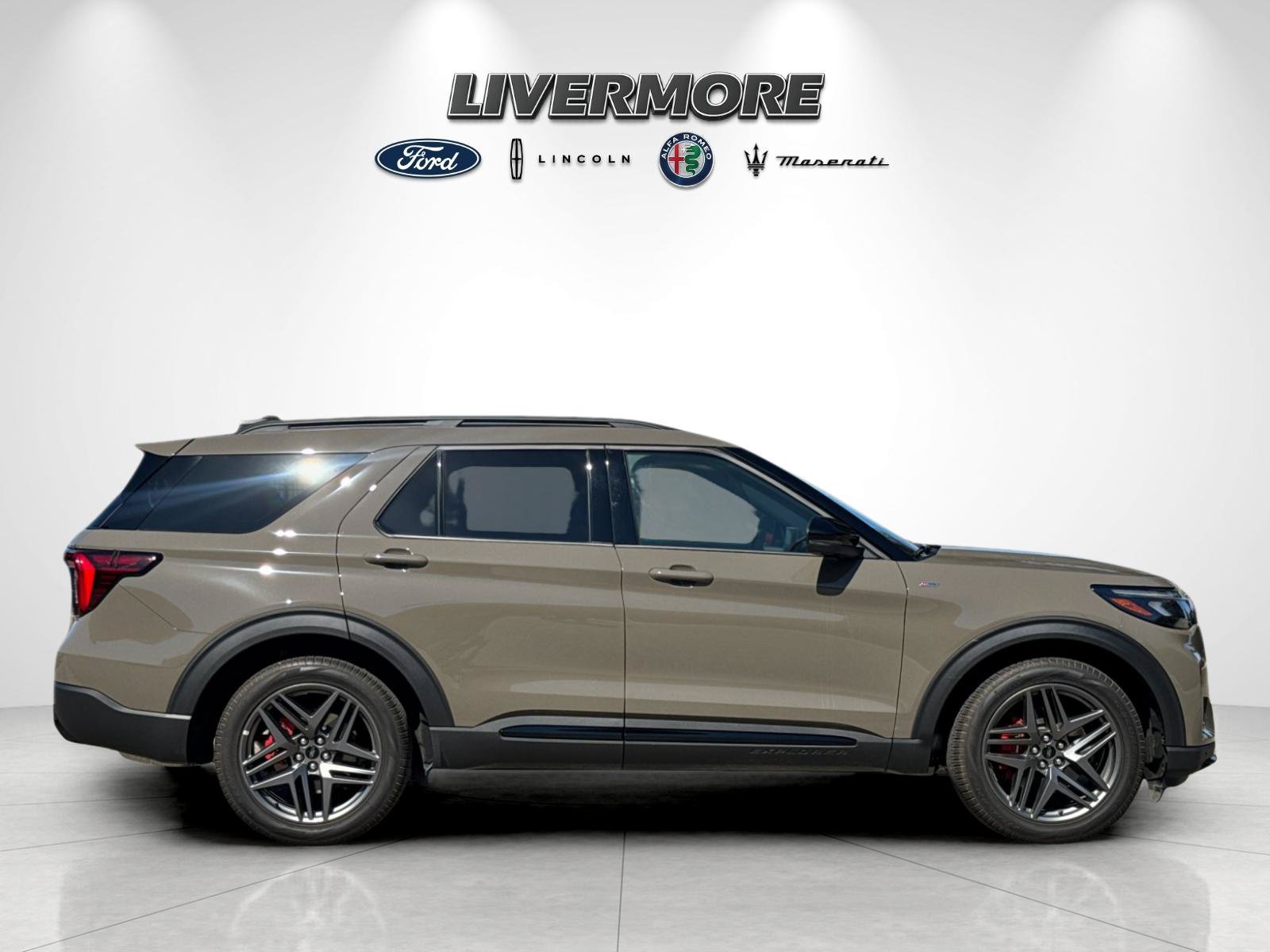 Used 2026 Ford Explorer ST-Line w/ ST-Line Street Pack RWD image 2