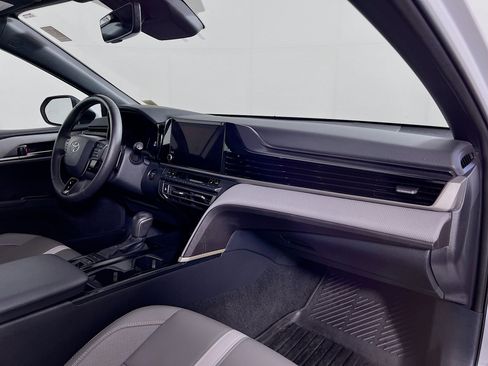 Used 2025 Toyota Camry SE w/ Convenience Package image 24