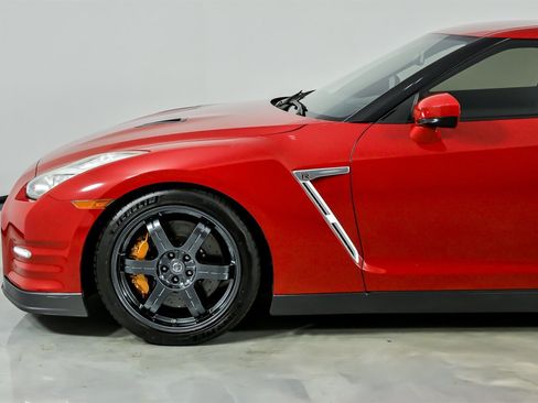 Used 2015 Nissan GT-R Black Edition image 7