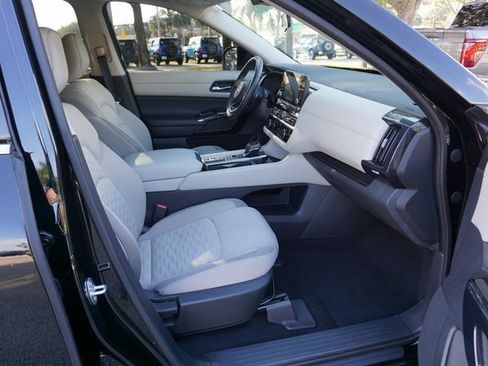 Used 2022 Nissan Pathfinder SV image 3