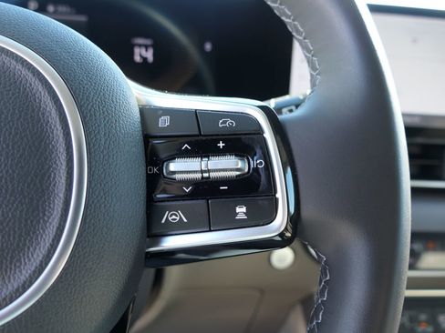 Used 2026 Kia Carnival EX image 16