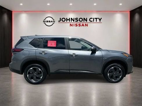 Used 2025 Nissan Rogue SV AWD/4WD image 3