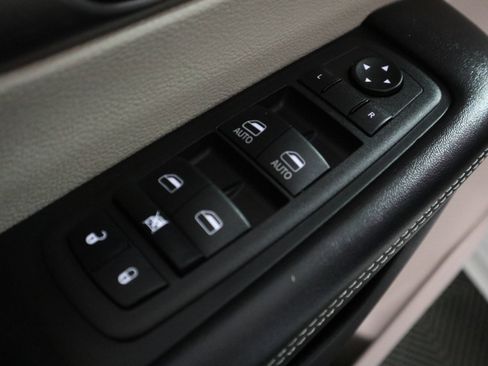Used 2023 Chrysler Pacifica Touring-L FWD image 35