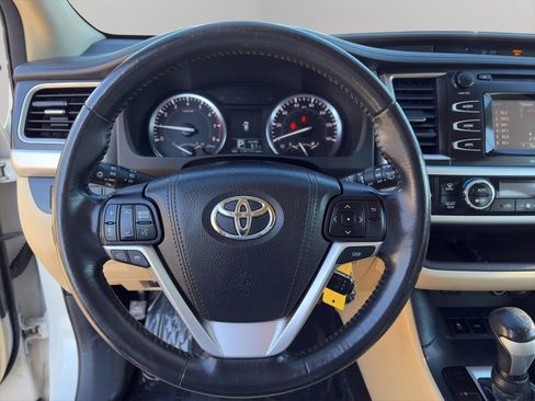 Used 2015 Toyota Highlander Plus FWD image 10