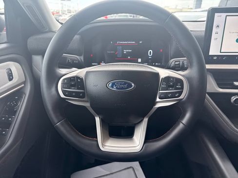 Used 2025 Ford Explorer Active AWD/4WD image 17