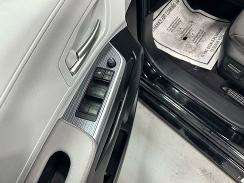 Used 2025 Toyota Sienna XLE image 9
