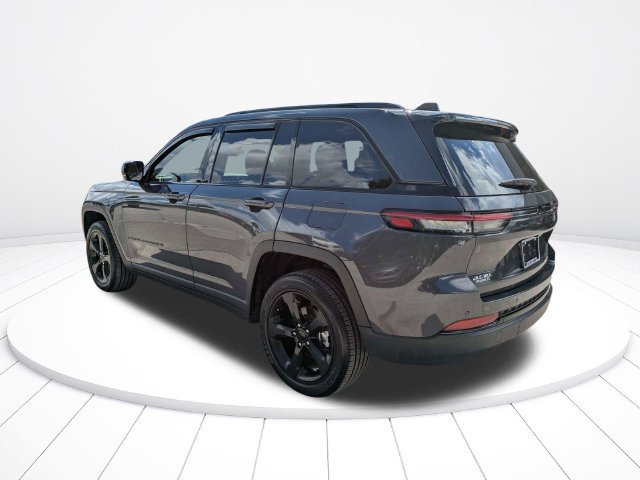 Used 2023 Jeep Grand Cherokee Altitude RWD image 6
