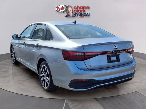 Used 2025 Volkswagen Jetta SE image 3