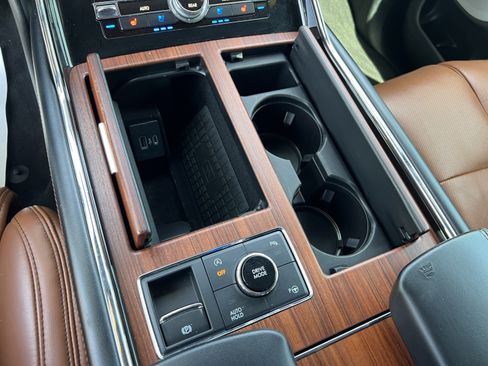 Used 2020 Lincoln Navigator Reserve w/ Luxury Package RWD image 17