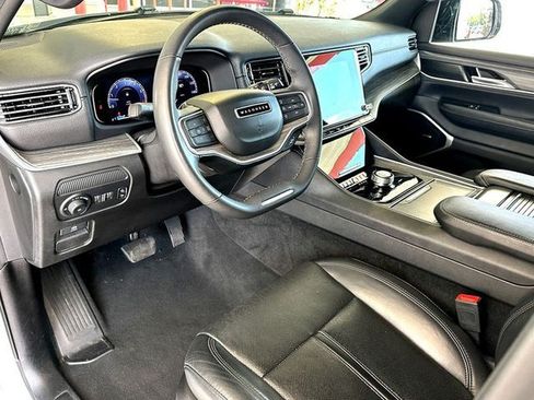 Used 2024 Jeep Wagoneer L Series II w/ Flexible Seating Group RWD image 13