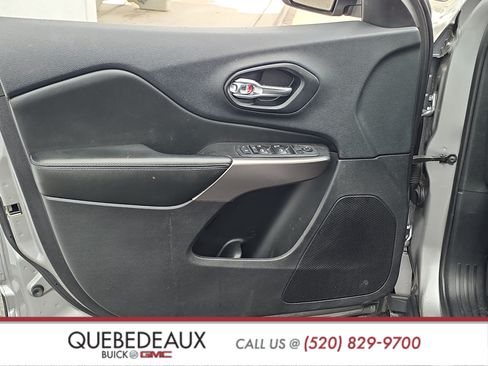 Used 2019 Jeep Cherokee Latitude w/ Popular Appearance Group FWD image 8
